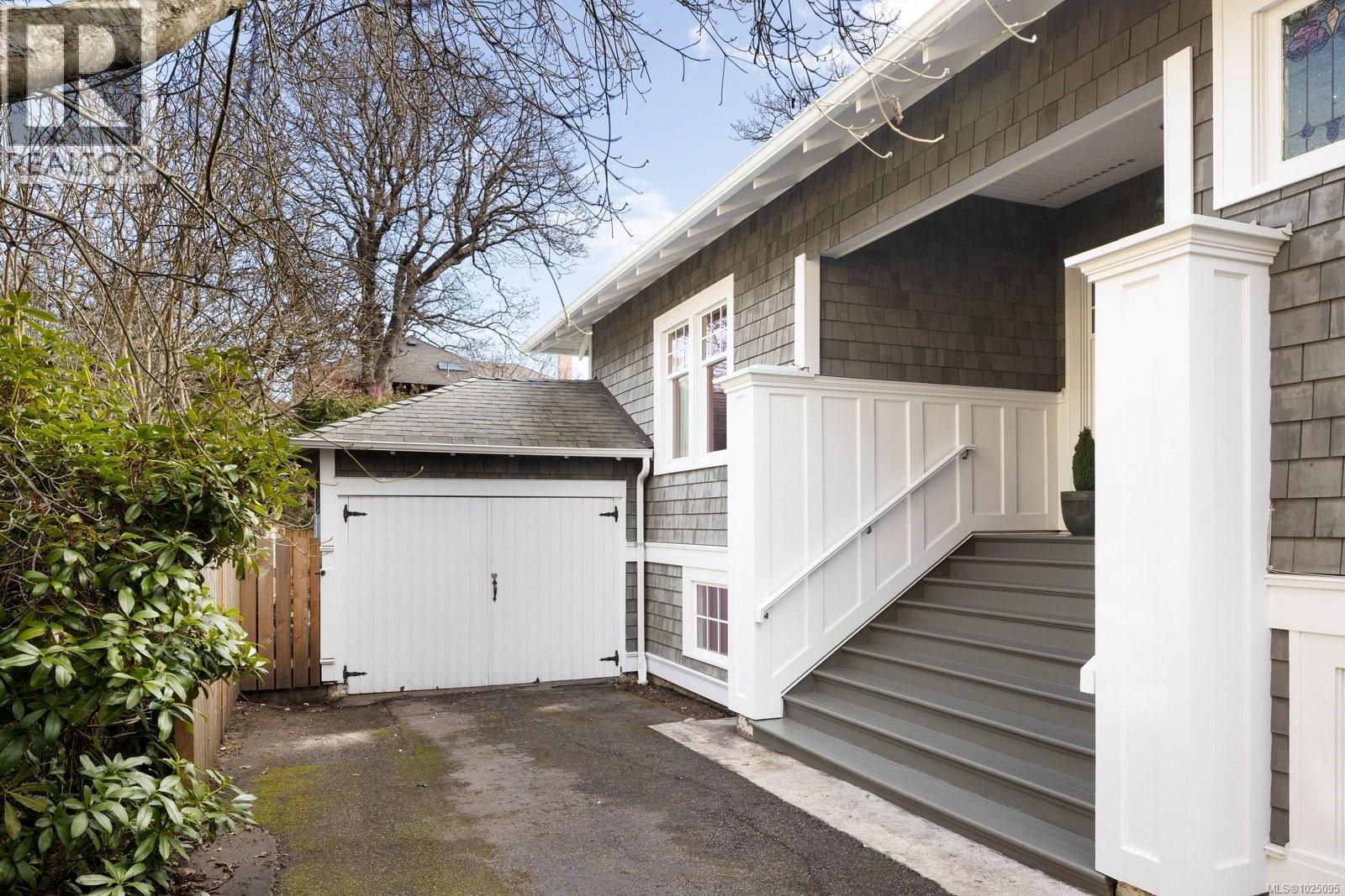 1175 St. Patrick St, Oak Bay, British Columbia  V8S 4Y3 - Photo 3 - 1025095