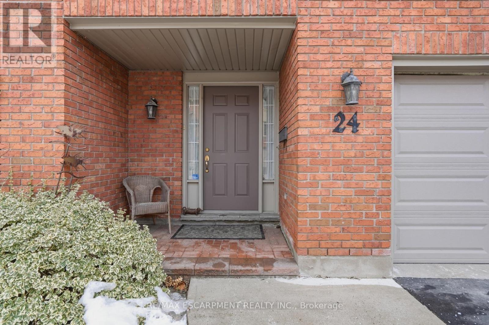 24 - 30 Osler Drive, Hamilton, Ontario  L9H 6W3 - Photo 3 - X12850764