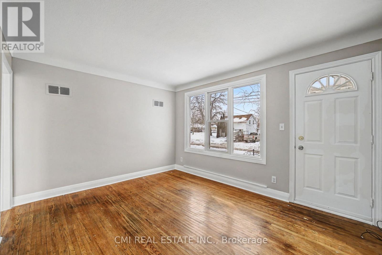 68 Queen Street S, Thorold, Ontario  L2V 3N5 - Photo 5 - X12850766