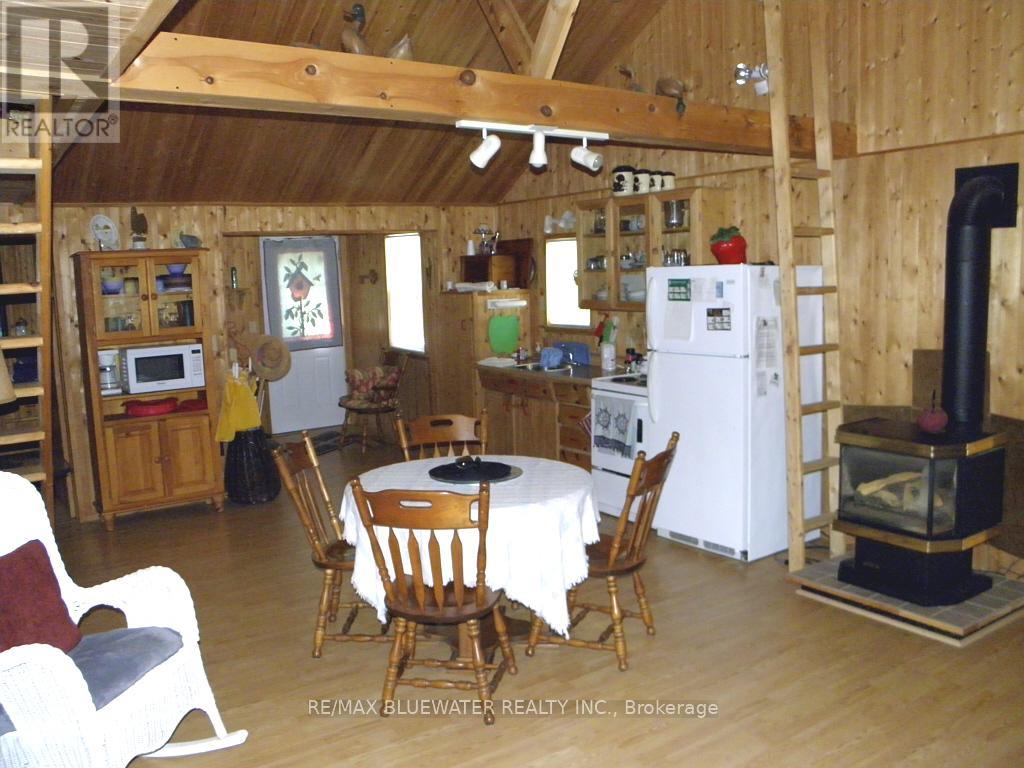 9889 Lake Road, Lambton Shores, Ontario  N0N 1J1 - Photo 13 - X12851046