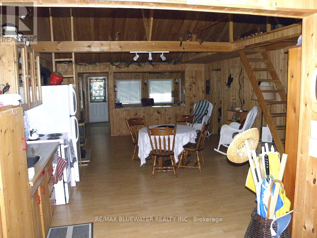 9889 Lake Road, Lambton Shores, Ontario  N0N 1J1 - Photo 14 - X12851046