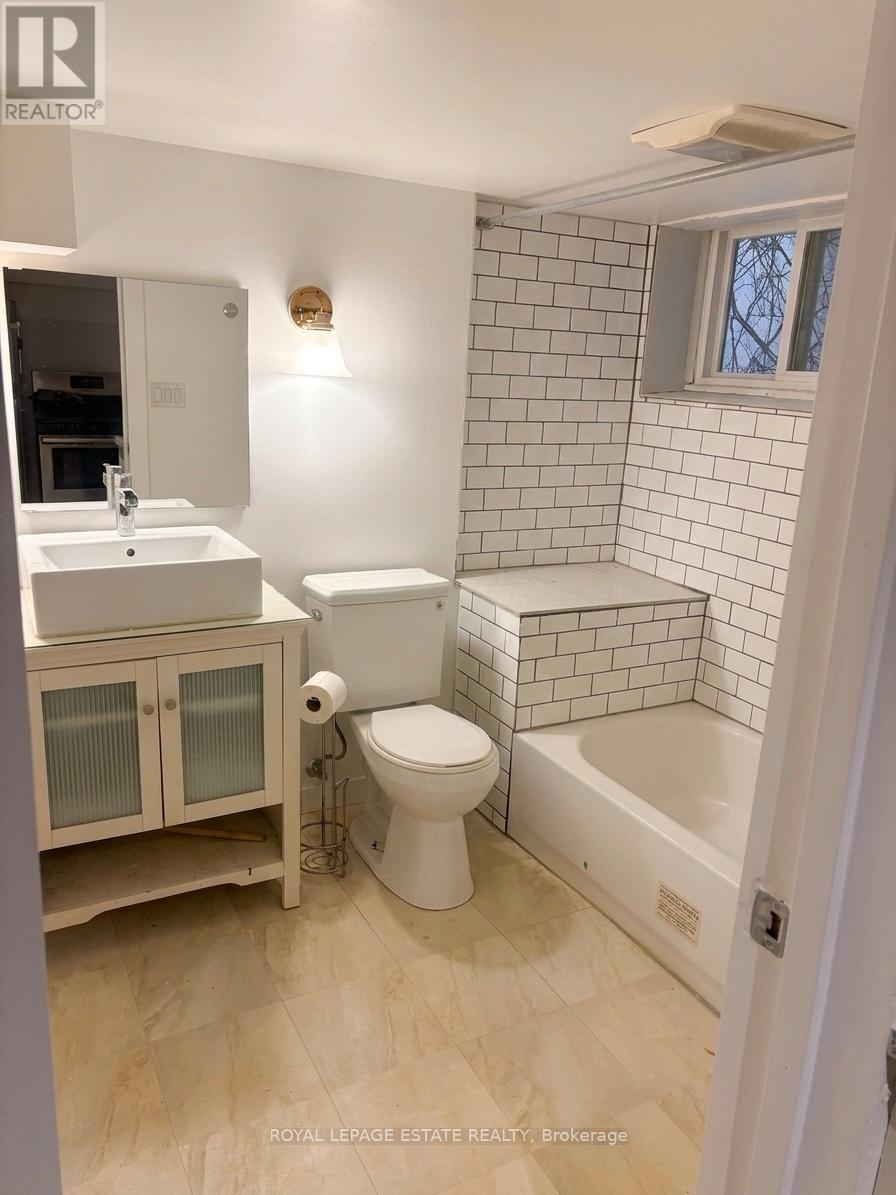 Bsmt Apt - 225 Indian Road, Toronto, Ontario  M6R 2W8 - Photo 12 - W12731500