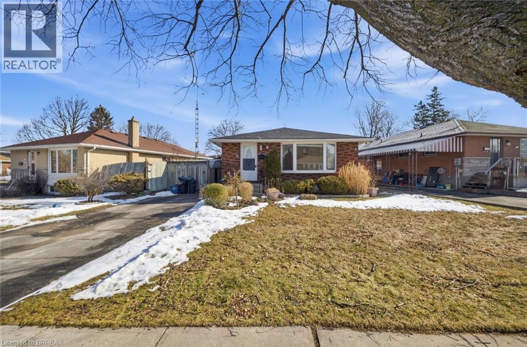 16 SOMERSET Road, brantford, Ontario