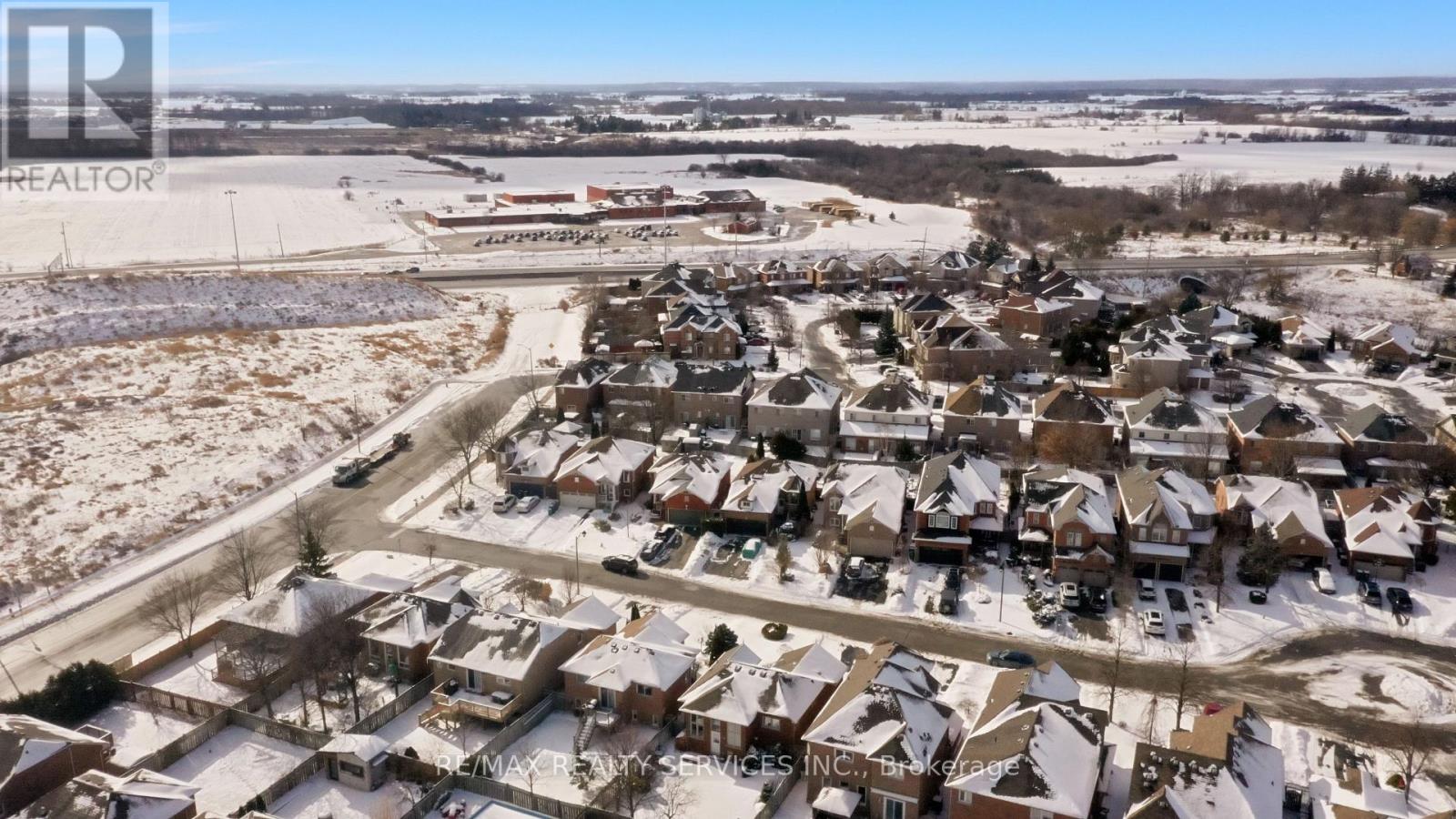 8 Bradwick Court, Caledon, Ontario  L7C 1B6 - Photo 4 - W12842406