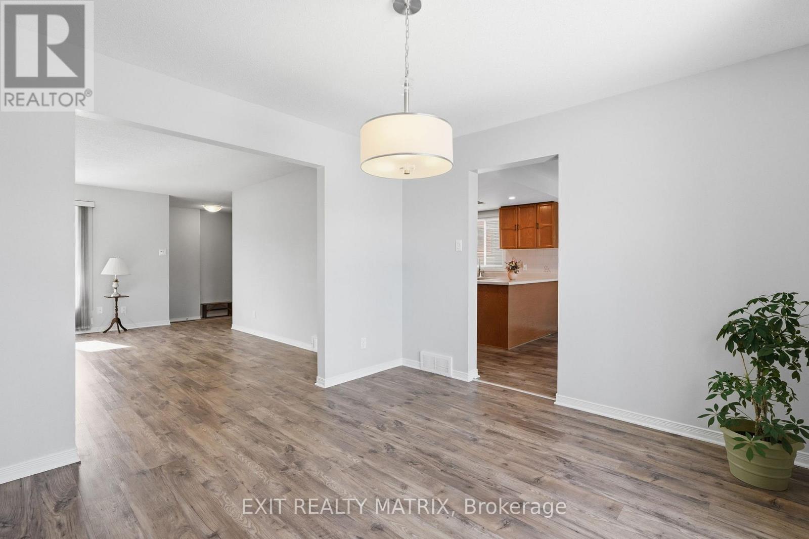 57 Rosegarden Crescent, Ottawa, Ontario  K1T 3A9 - Photo 10 - X12851232