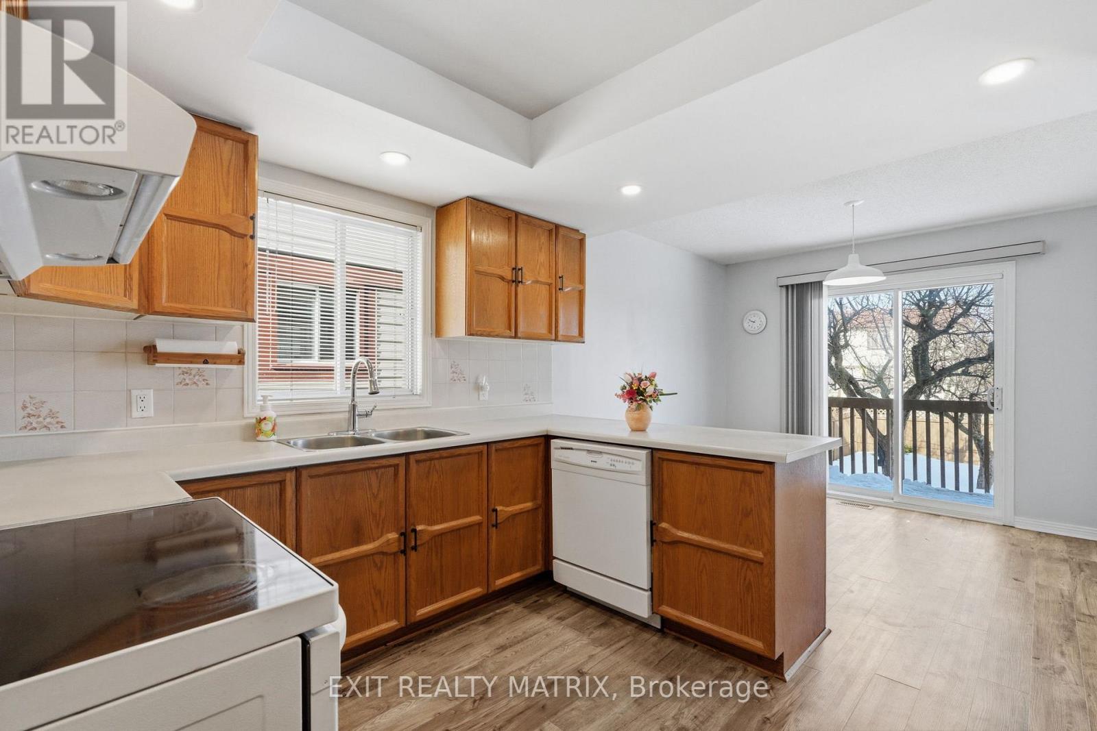 57 Rosegarden Crescent, Ottawa, Ontario  K1T 3A9 - Photo 11 - X12851232