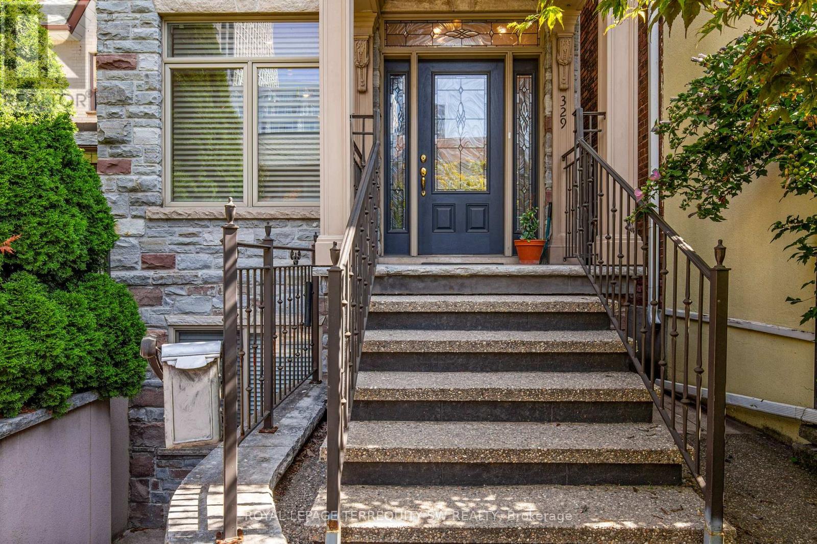 329 Lippincott Street, Toronto, Ontario  M5S 2P6 - Photo 2 - C12702294