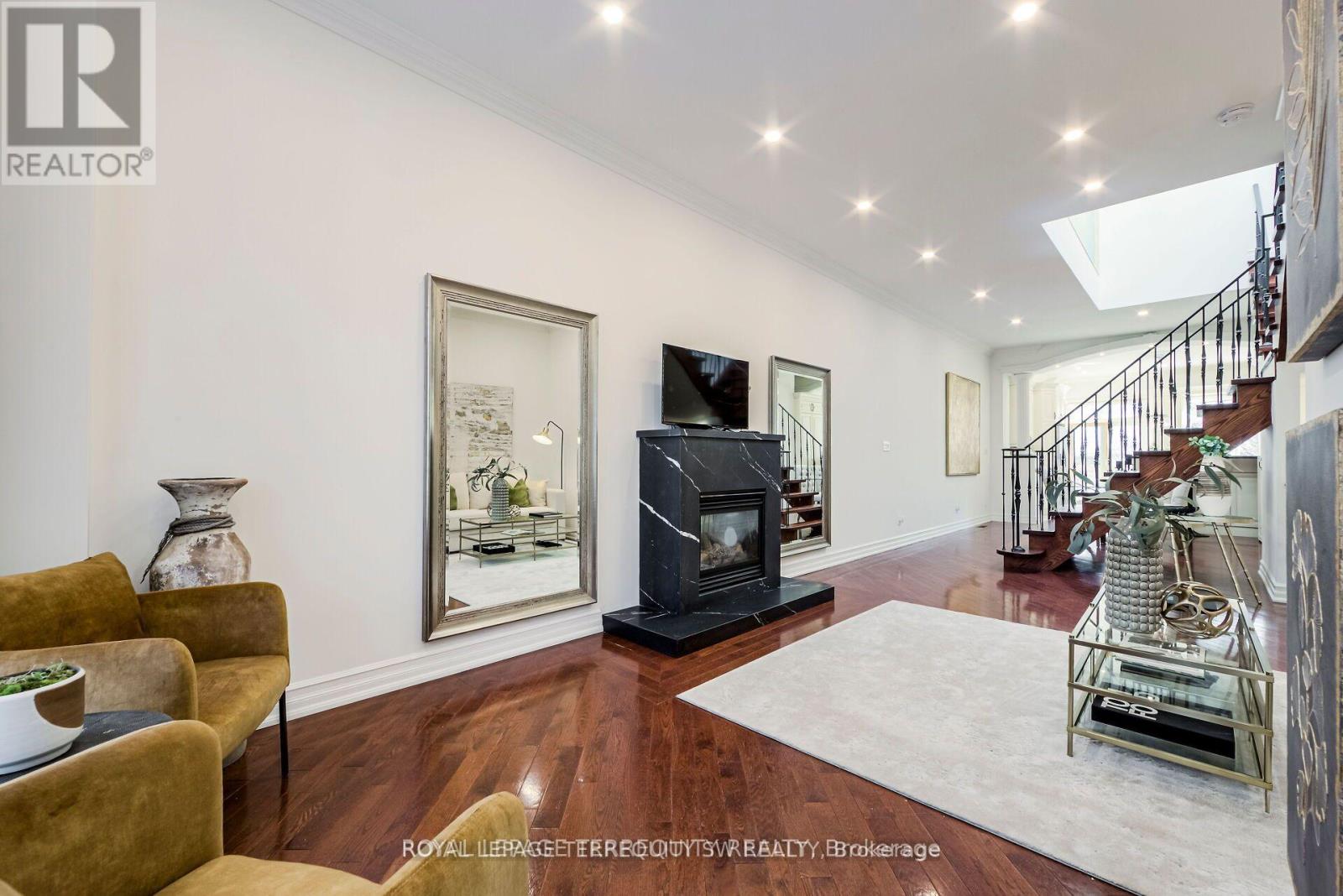 329 Lippincott Street, Toronto, Ontario  M5S 2P6 - Photo 4 - C12702294