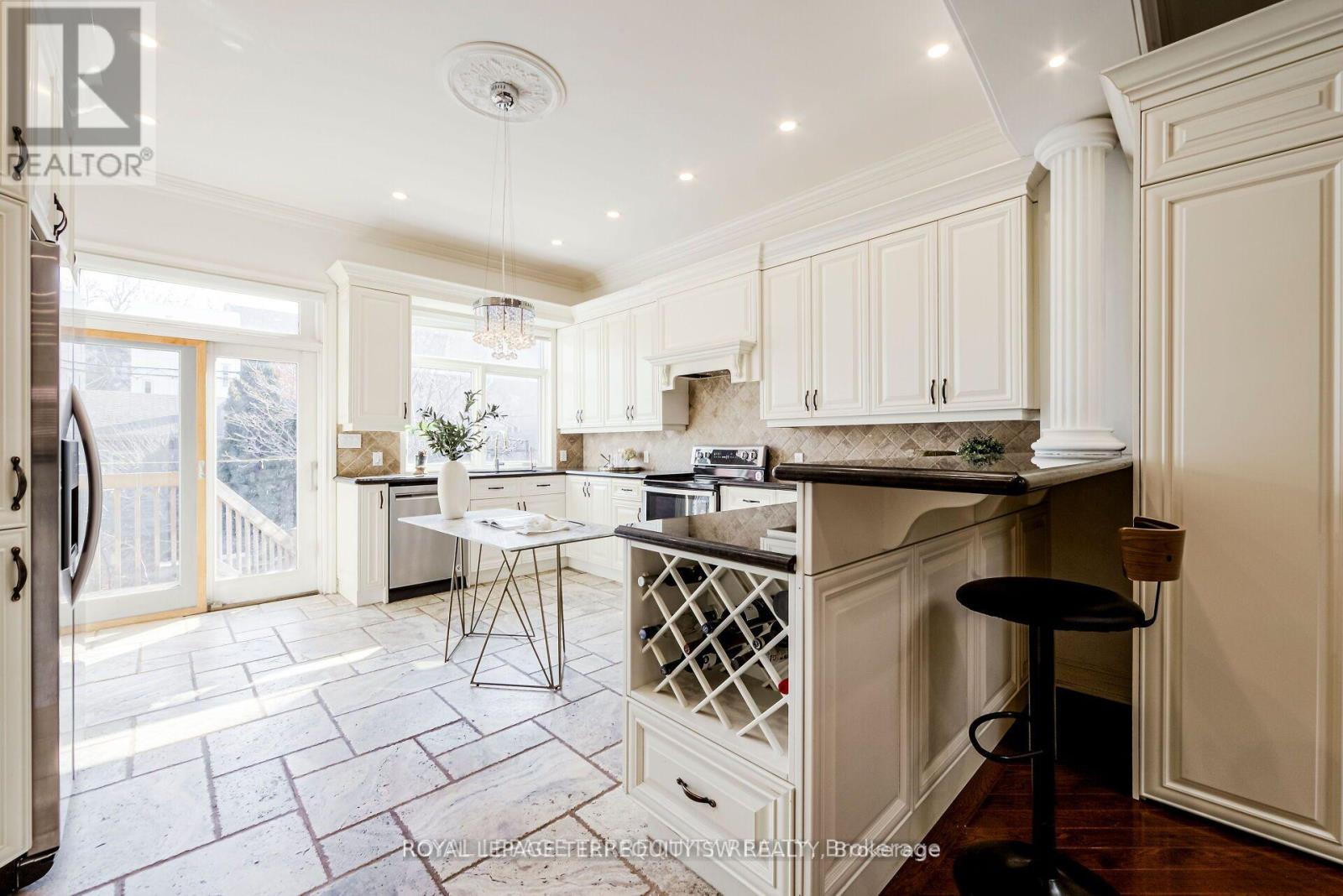 329 Lippincott Street, Toronto, Ontario  M5S 2P6 - Photo 7 - C12702294