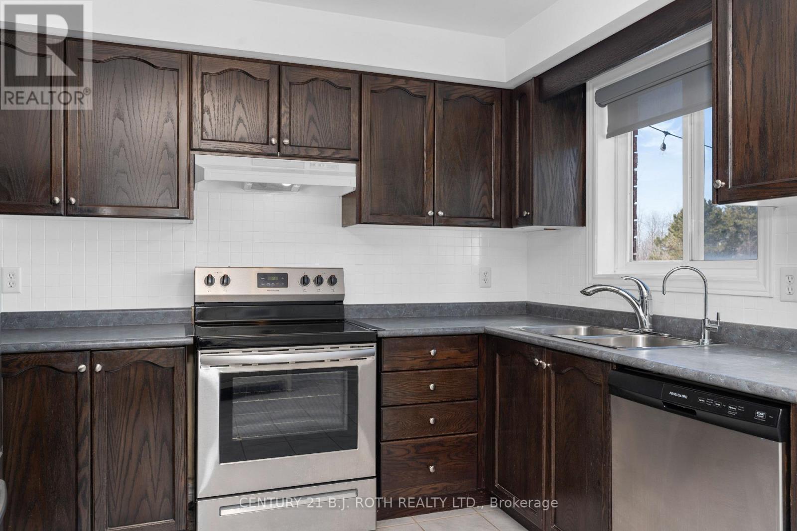 63 Kenwell Crescent, Barrie (Holly), Ontario  L4N 0A3 - Photo 11 - S12850828