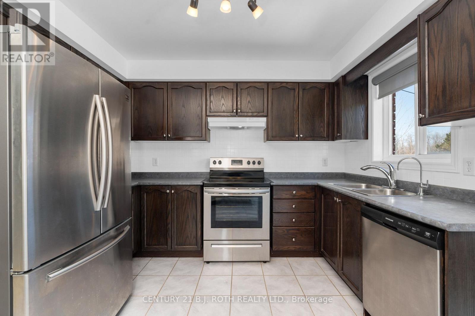 63 Kenwell Crescent, Barrie (Holly), Ontario  L4N 0A3 - Photo 12 - S12850828