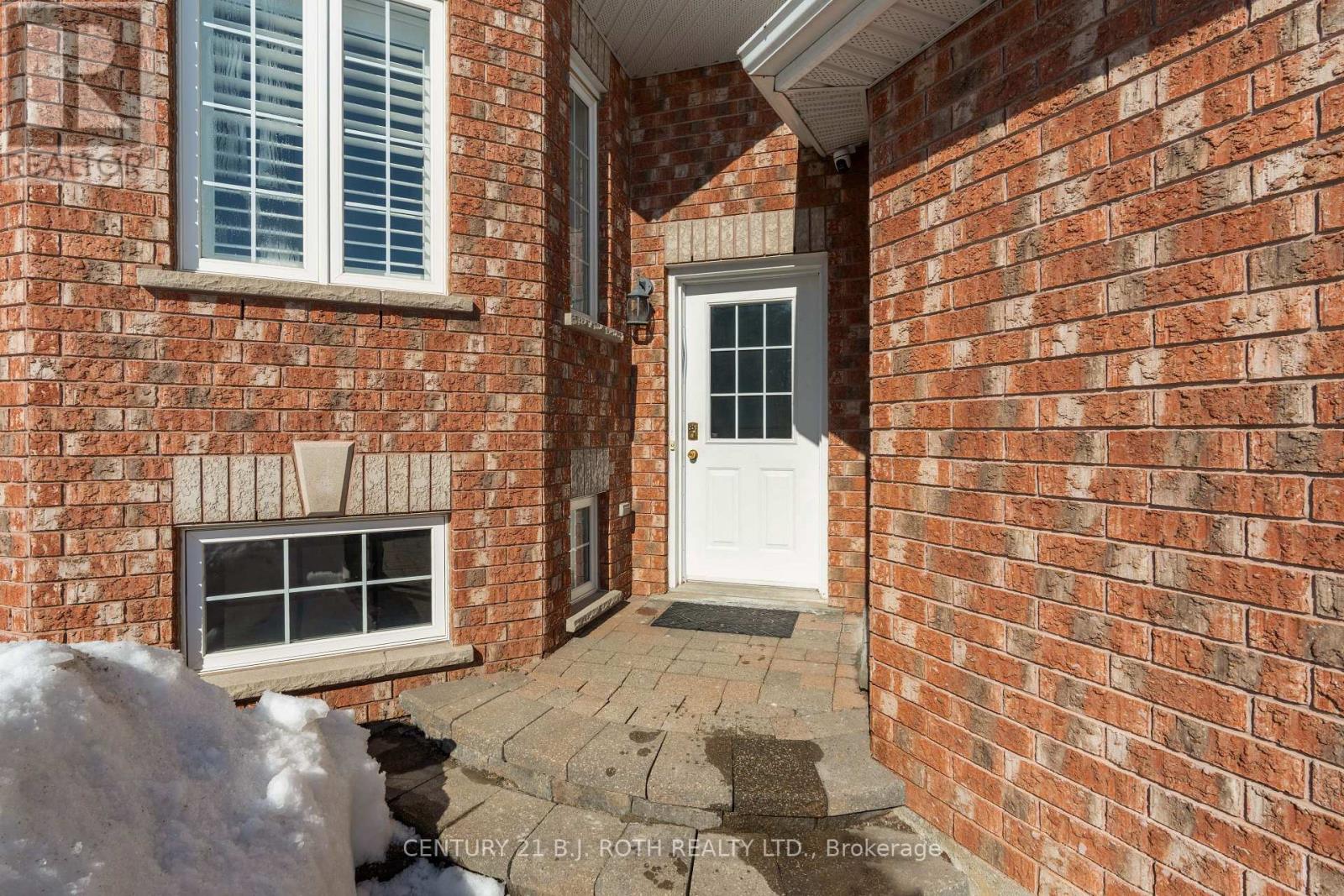 63 Kenwell Crescent, Barrie (Holly), Ontario  L4N 0A3 - Photo 4 - S12850828