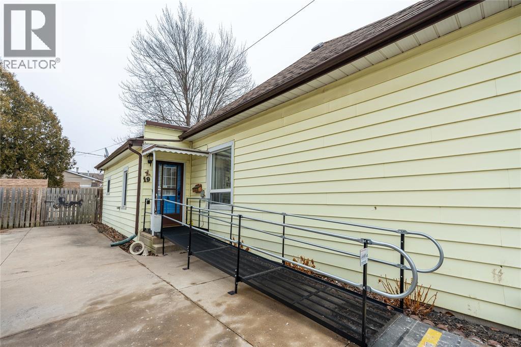 19 Degge Street, Chatham, Ontario  N7M 4X3 - Photo 4 - 26003396