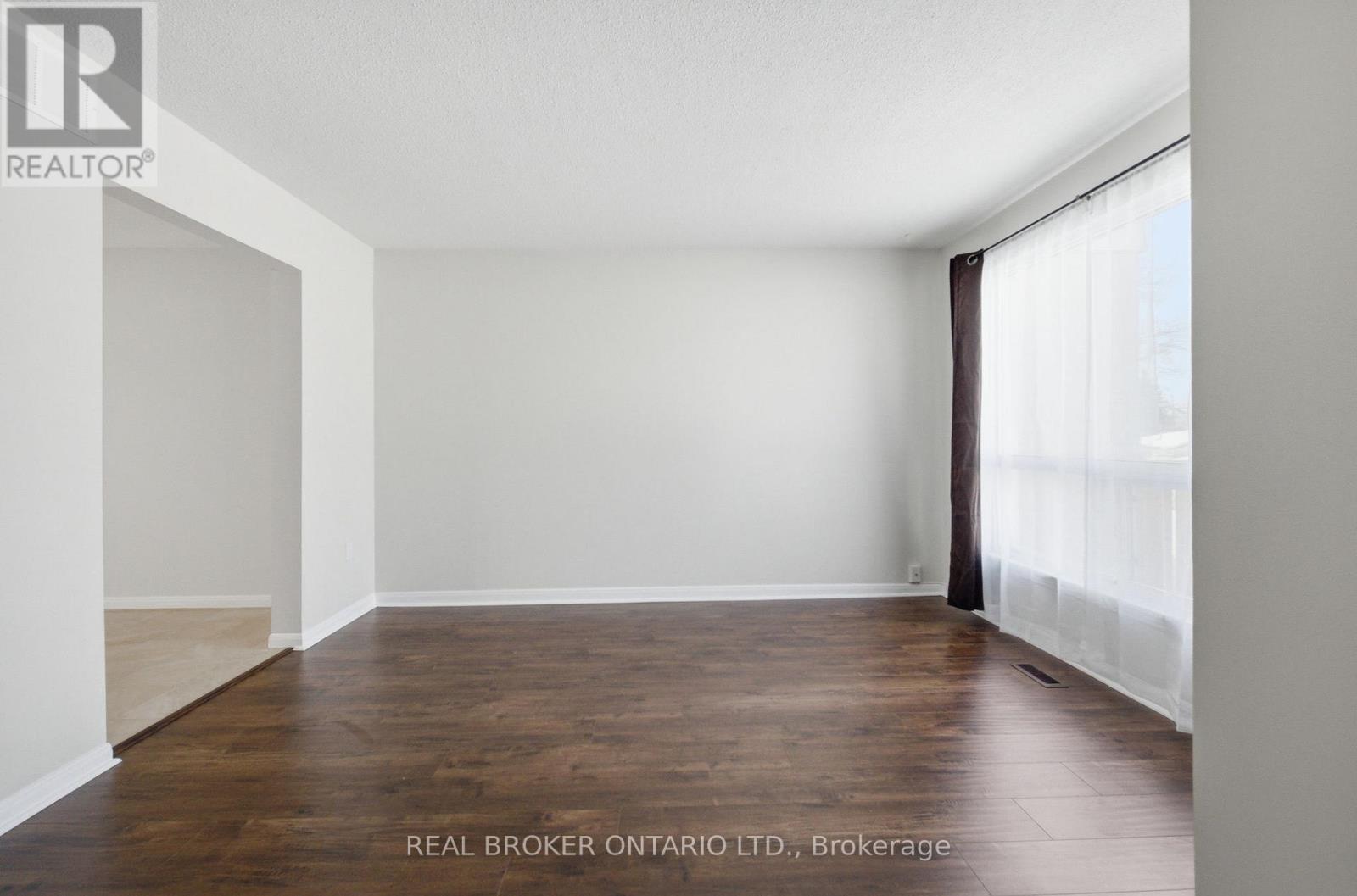 15 Christie Crescent, Barrie (Letitia Heights), Ontario  L4N 4V2 - Photo 4 - S12851214