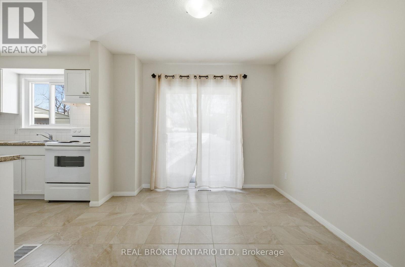 15 Christie Crescent, Barrie (Letitia Heights), Ontario  L4N 4V2 - Photo 5 - S12851214