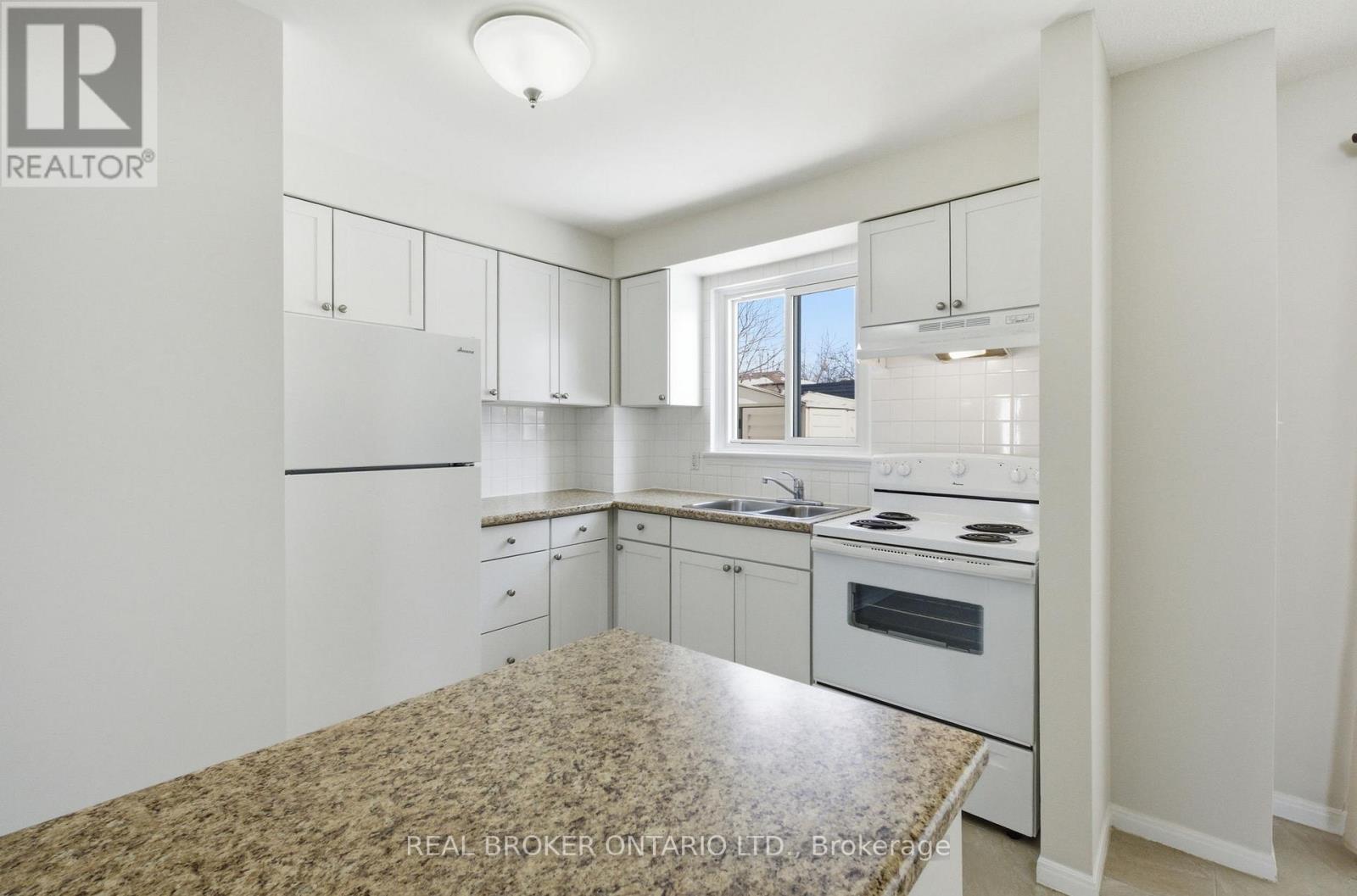 15 Christie Crescent, Barrie (Letitia Heights), Ontario  L4N 4V2 - Photo 7 - S12851214