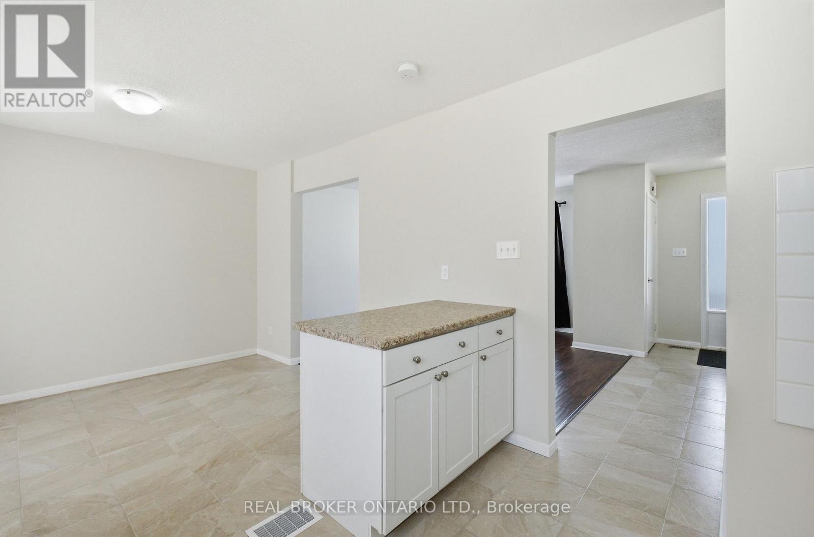 15 Christie Crescent, Barrie (Letitia Heights), Ontario  L4N 4V2 - Photo 8 - S12851214