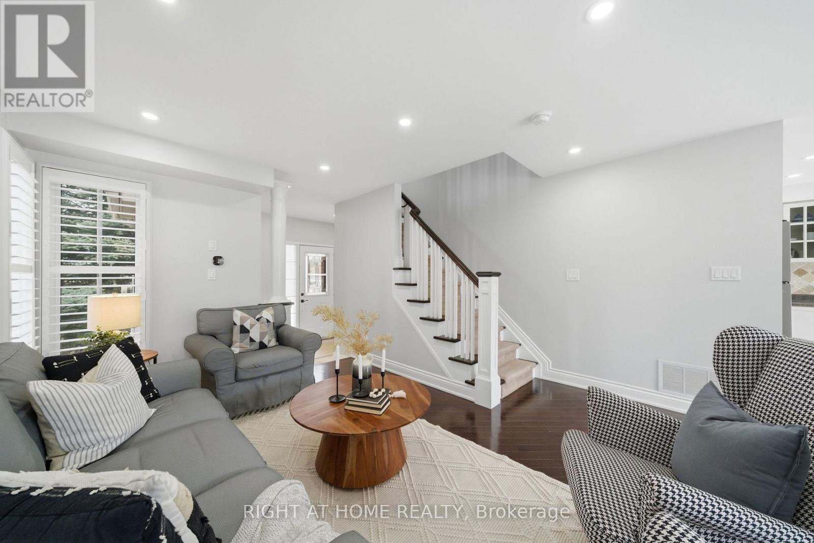 2230 Sutton Drive, Burlington, Ontario  L7L 7K4 - Photo 3 - W12848160