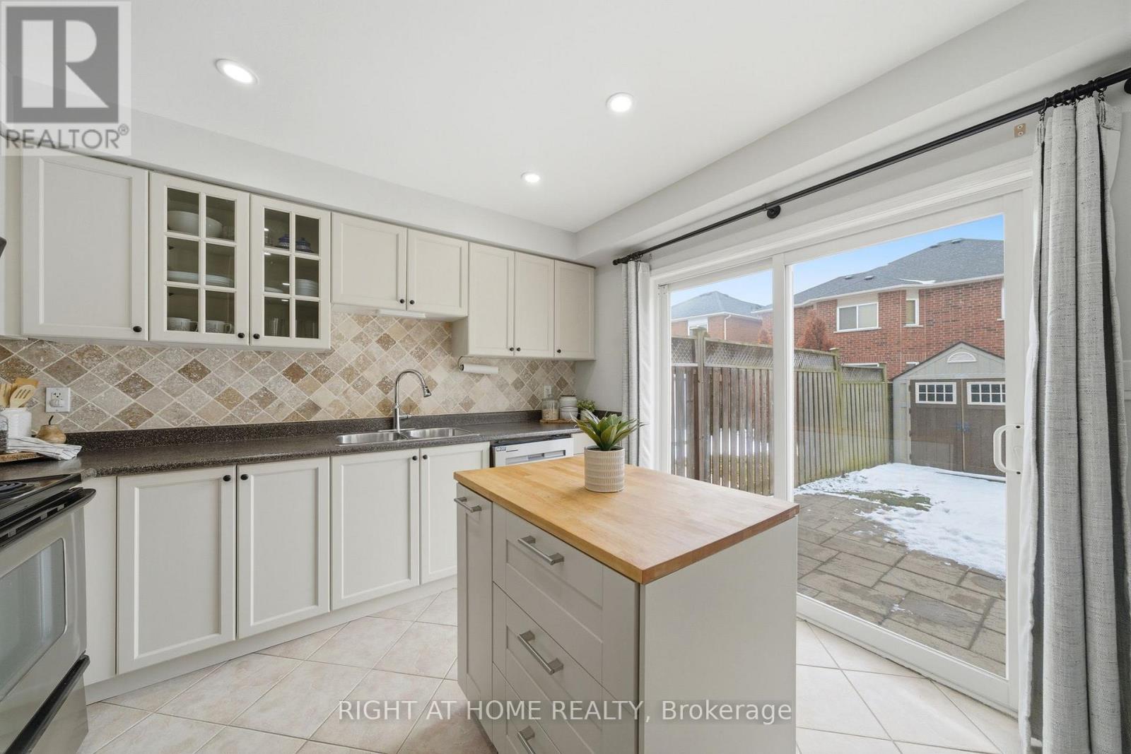 2230 Sutton Drive, Burlington, Ontario  L7L 7K4 - Photo 5 - W12848160