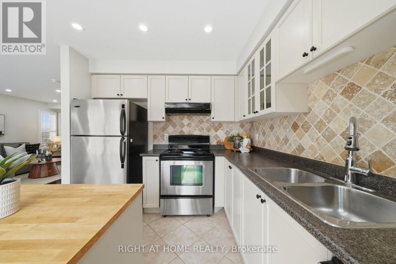 2230 Sutton Drive, Burlington, Ontario  L7L 7K4 - Photo 7 - W12848160