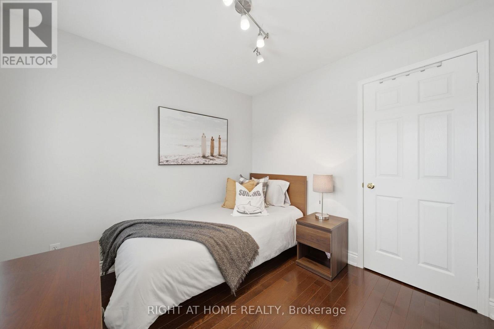 2230 Sutton Drive, Burlington, Ontario  L7L 7K4 - Photo 19 - W12848160