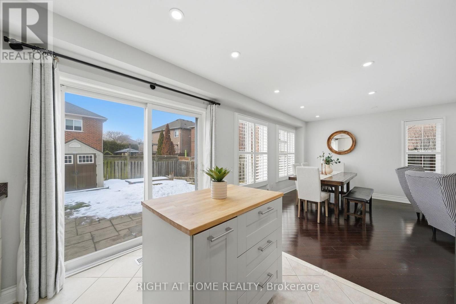 2230 Sutton Drive, Burlington, Ontario  L7L 7K4 - Photo 8 - W12848160