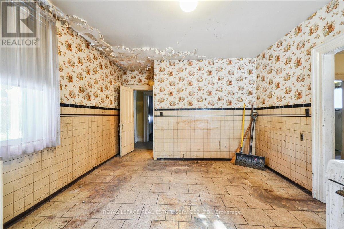 8 Arnold Avenue, Toronto, Ontario  M6N 4M9 - Photo 15 - W12851076