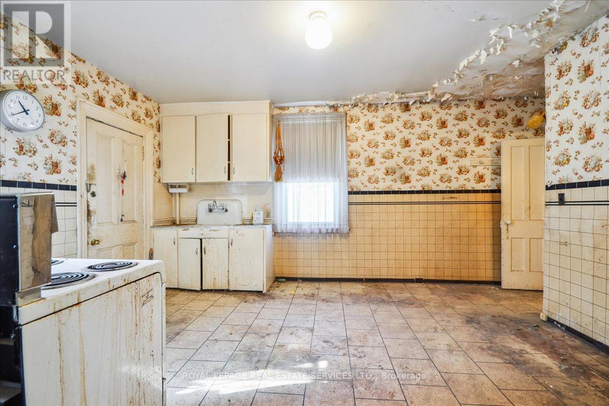 8 Arnold Avenue, Toronto, Ontario  M6N 4M9 - Photo 16 - W12851076