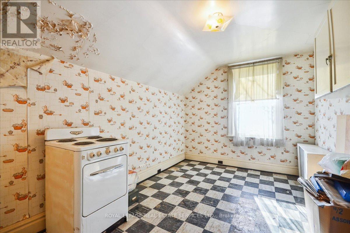 8 Arnold Avenue, Toronto, Ontario  M6N 4M9 - Photo 27 - W12851076