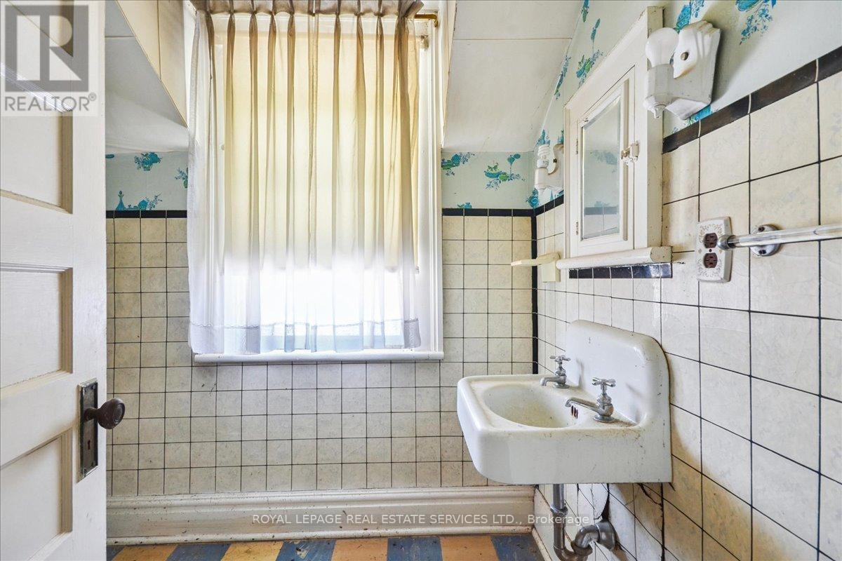 8 Arnold Avenue, Toronto, Ontario  M6N 4M9 - Photo 29 - W12851076