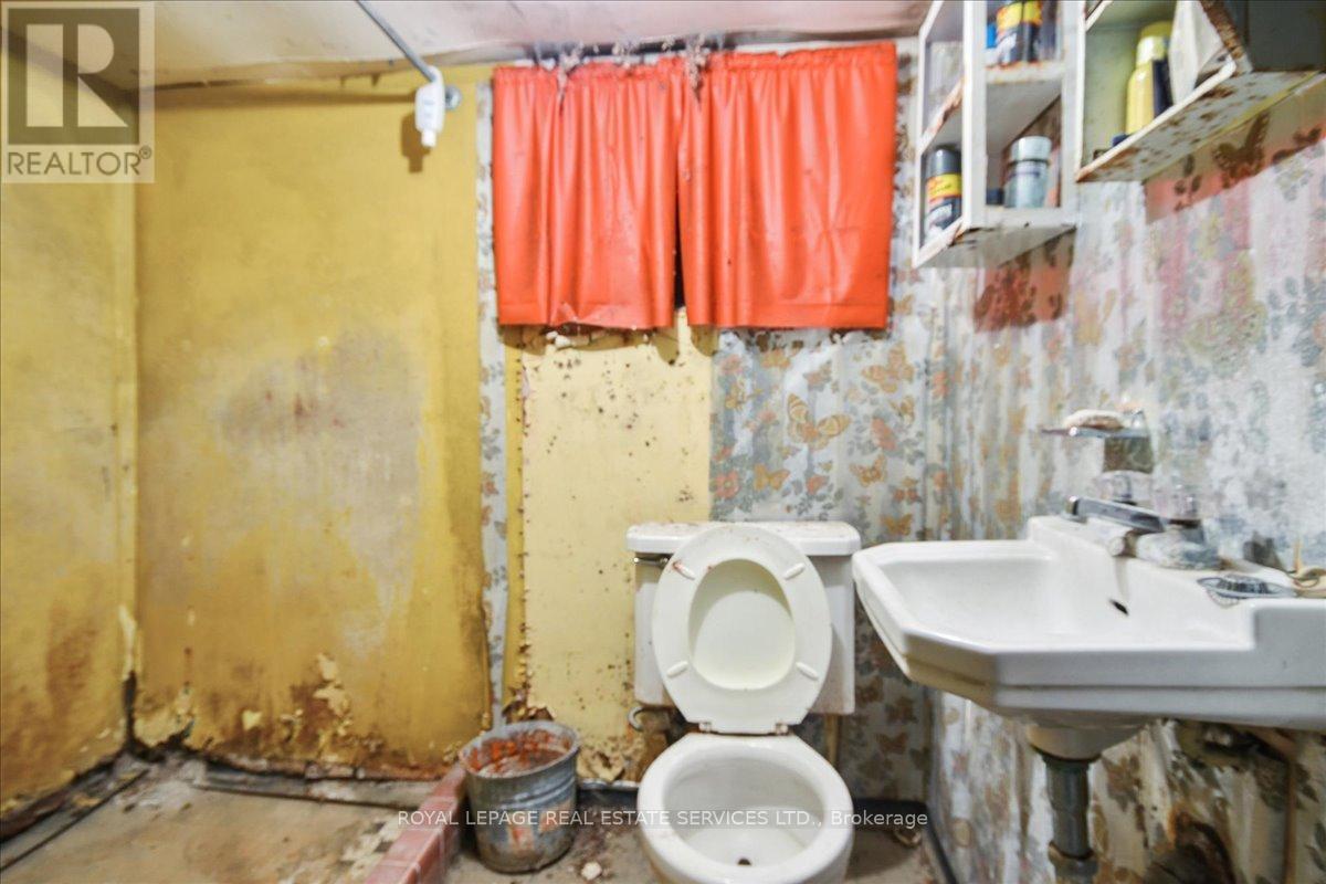 8 Arnold Avenue, Toronto, Ontario  M6N 4M9 - Photo 34 - W12851076