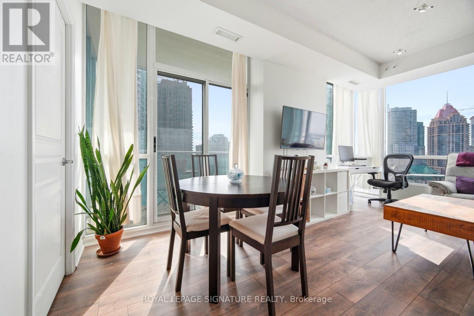 1507 - 220 Burnhamthorpe Road W, Mississauga (City Centre), Ontario  L5B 4N4 - Photo 11 - W12851130