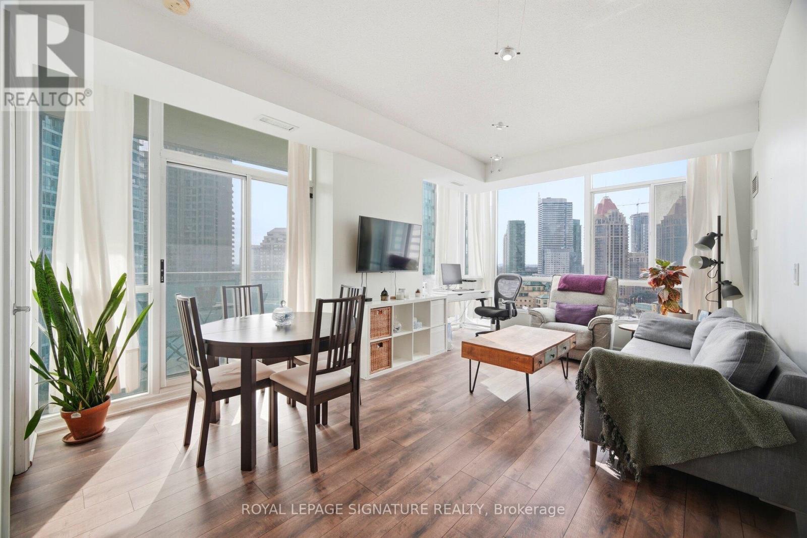 1507 - 220 Burnhamthorpe Road W, Mississauga (City Centre), Ontario  L5B 4N4 - Photo 12 - W12851130