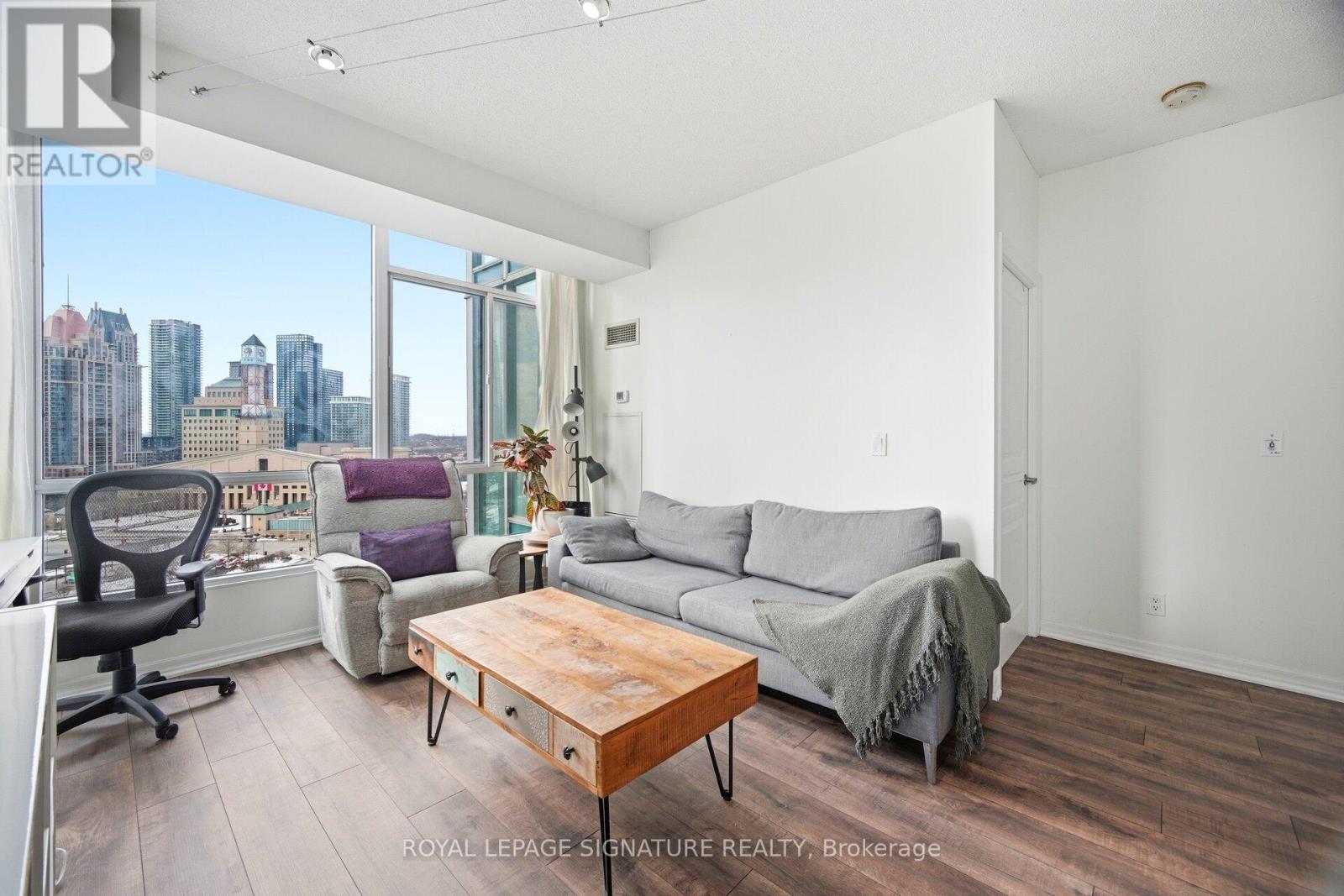 1507 - 220 Burnhamthorpe Road W, Mississauga (City Centre), Ontario  L5B 4N4 - Photo 14 - W12851130