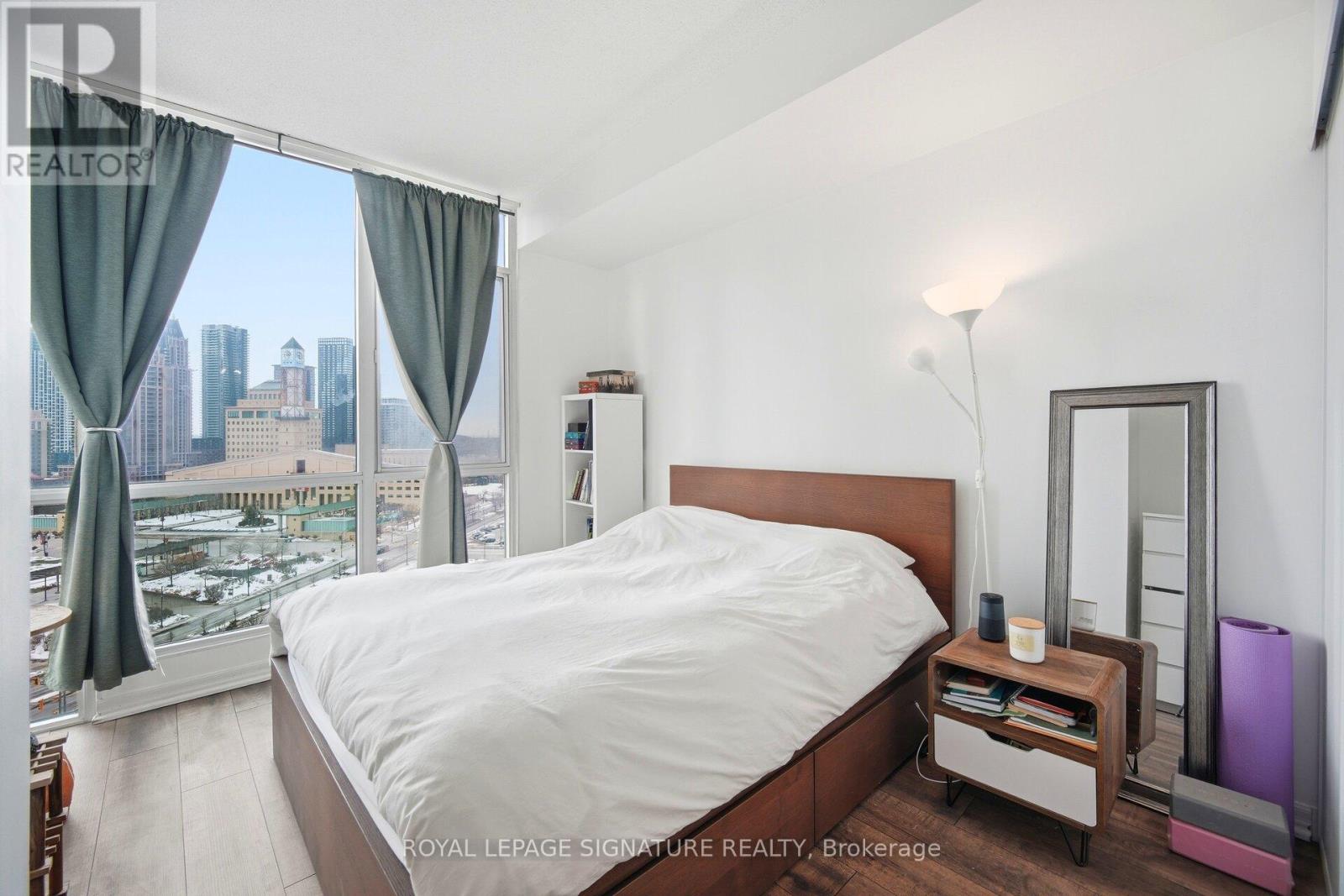 1507 - 220 Burnhamthorpe Road W, Mississauga (City Centre), Ontario  L5B 4N4 - Photo 16 - W12851130