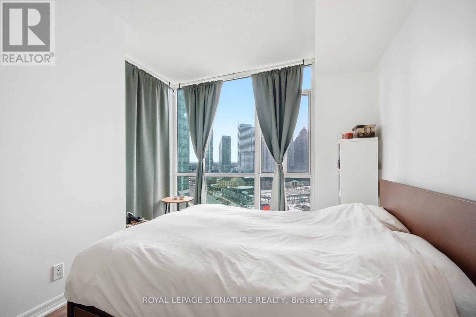 1507 - 220 Burnhamthorpe Road W, Mississauga (City Centre), Ontario  L5B 4N4 - Photo 17 - W12851130