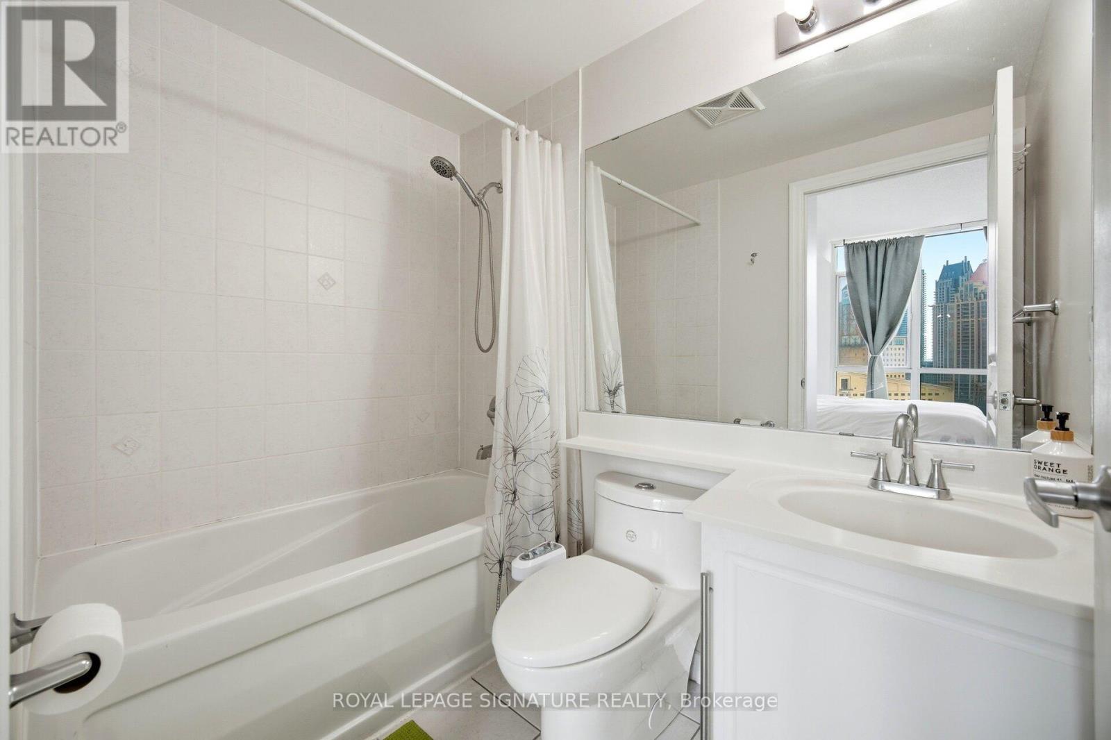 1507 - 220 Burnhamthorpe Road W, Mississauga (City Centre), Ontario  L5B 4N4 - Photo 20 - W12851130