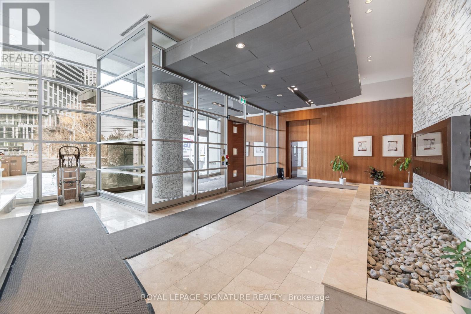 1507 - 220 Burnhamthorpe Road W, Mississauga (City Centre), Ontario  L5B 4N4 - Photo 3 - W12851130