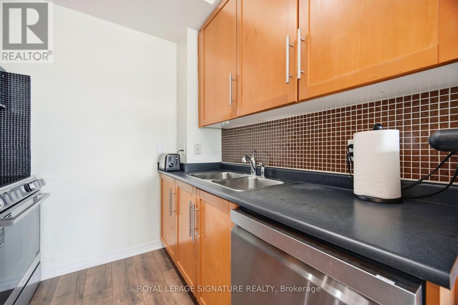1507 - 220 Burnhamthorpe Road W, Mississauga (City Centre), Ontario  L5B 4N4 - Photo 8 - W12851130
