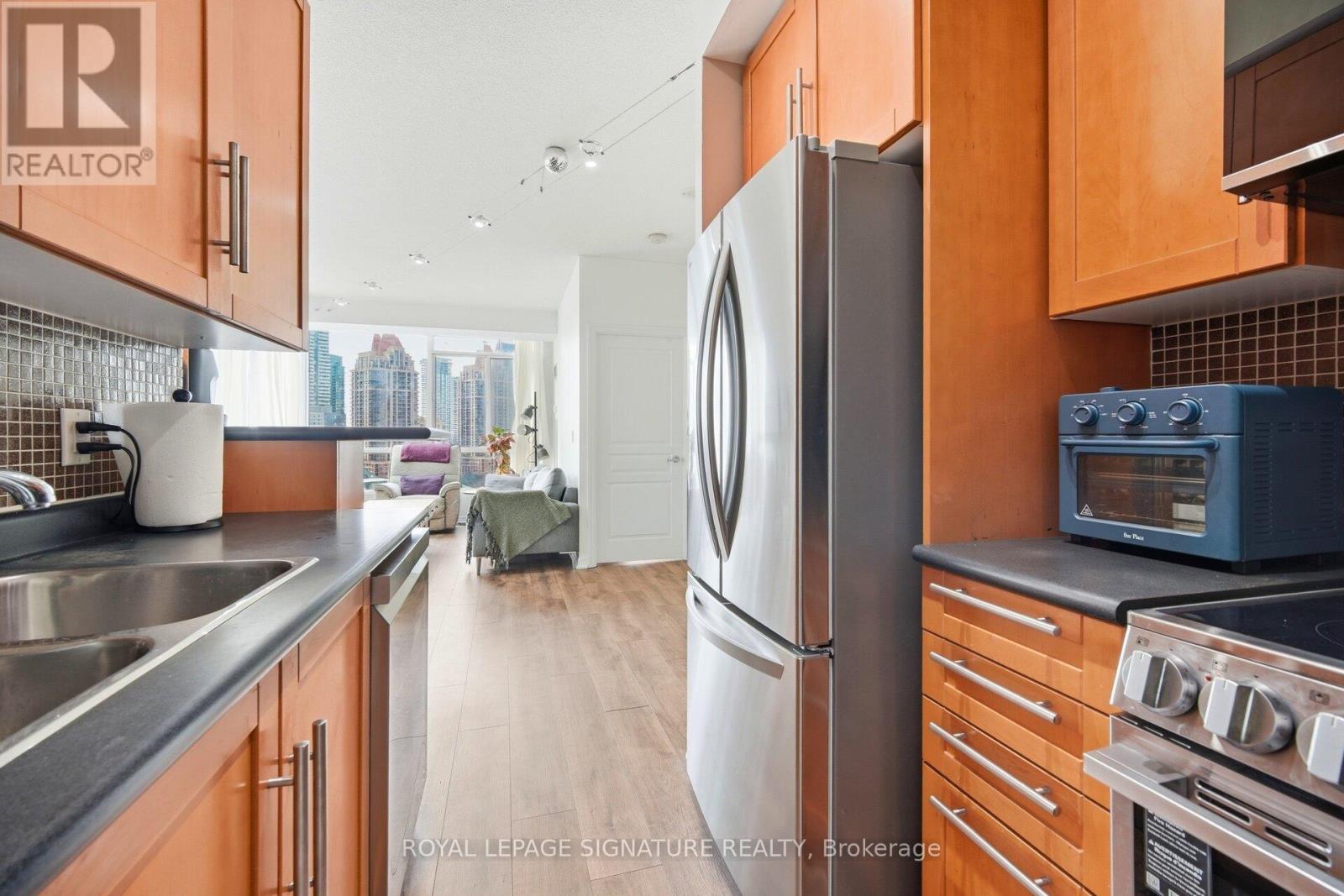 1507 - 220 Burnhamthorpe Road W, Mississauga (City Centre), Ontario  L5B 4N4 - Photo 9 - W12851130