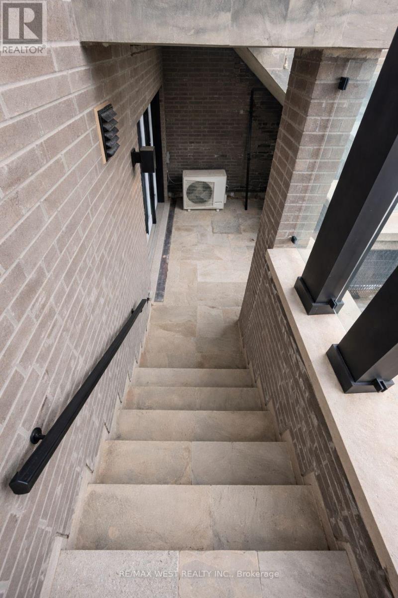 93 Hatherley Road, Toronto (Caledonia-Fairbank), Ontario  M6E 1W3 - Photo 4 - W12851296