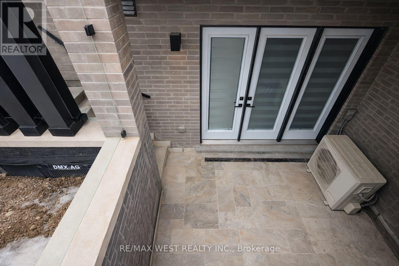 93 Hatherley Road, Toronto (Caledonia-Fairbank), Ontario  M6E 1W3 - Photo 5 - W12851296