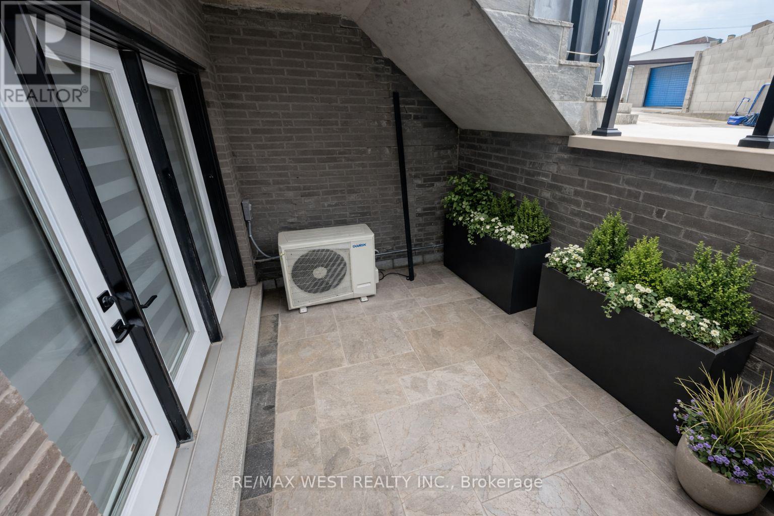 93 Hatherley Road, Toronto (Caledonia-Fairbank), Ontario  M6E 1W3 - Photo 7 - W12851296