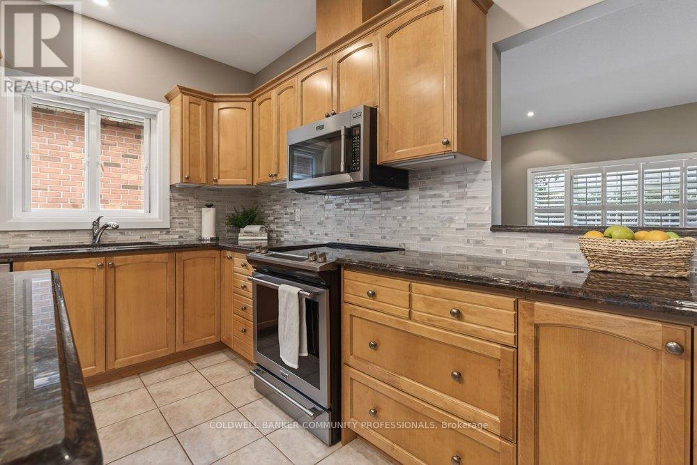 37 Garth Trails Crescent, Hamilton, Ontario  L9B 2X1 - Photo 6 - X12851142