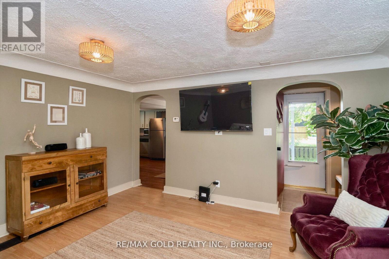 5853 Mcleod Road, Niagara Falls (Arad/fallsview), Ontario  L2G 3E5 - Photo 5 - X12851268