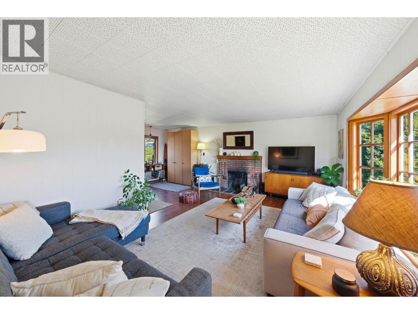 487 Roslyn Boulevard, North Vancouver, British Columbia  V7G 1P1 - Photo 8 - R3096083