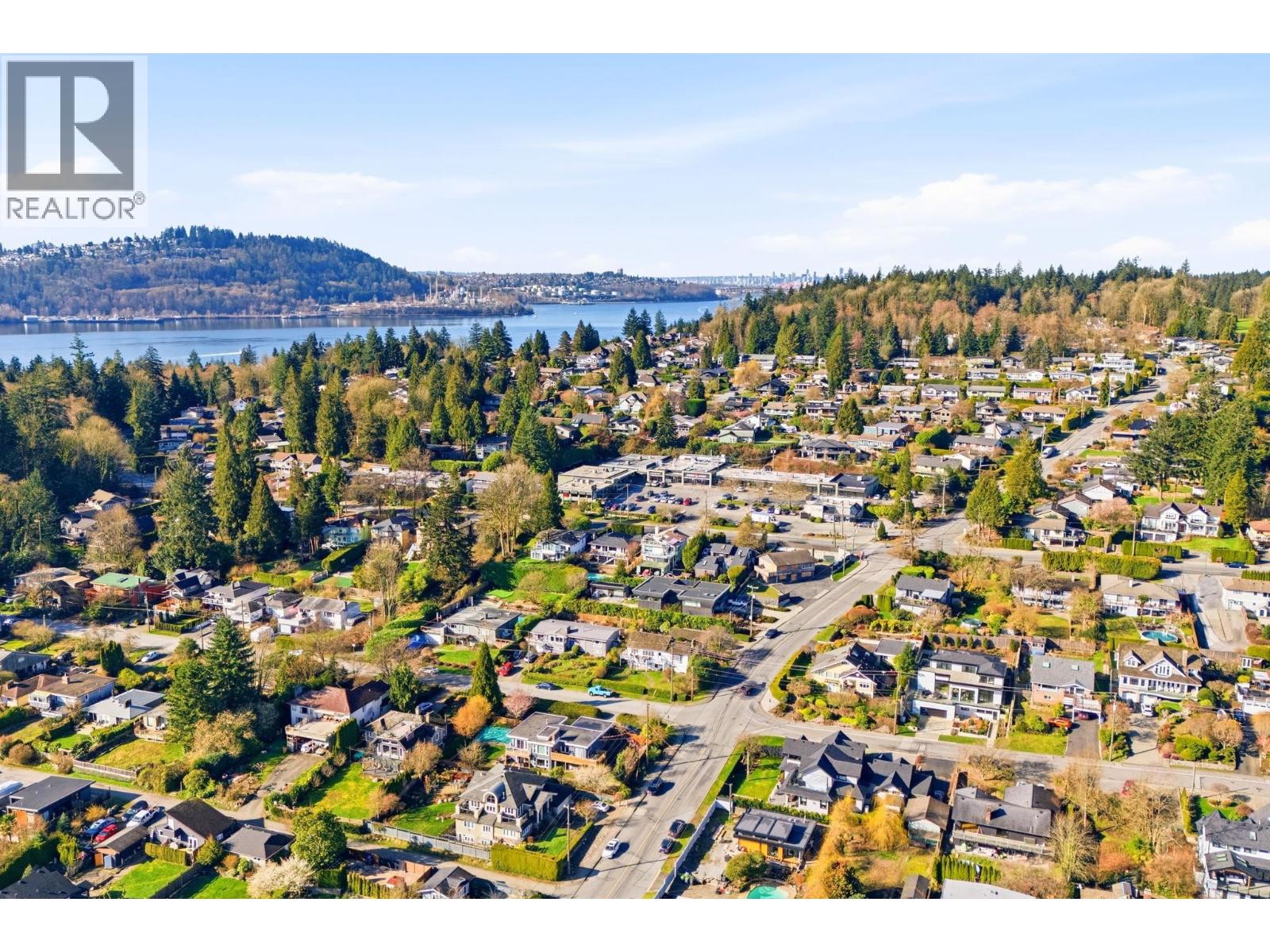 487 Roslyn Boulevard, North Vancouver, British Columbia  V7G 1P1 - Photo 32 - R3096083