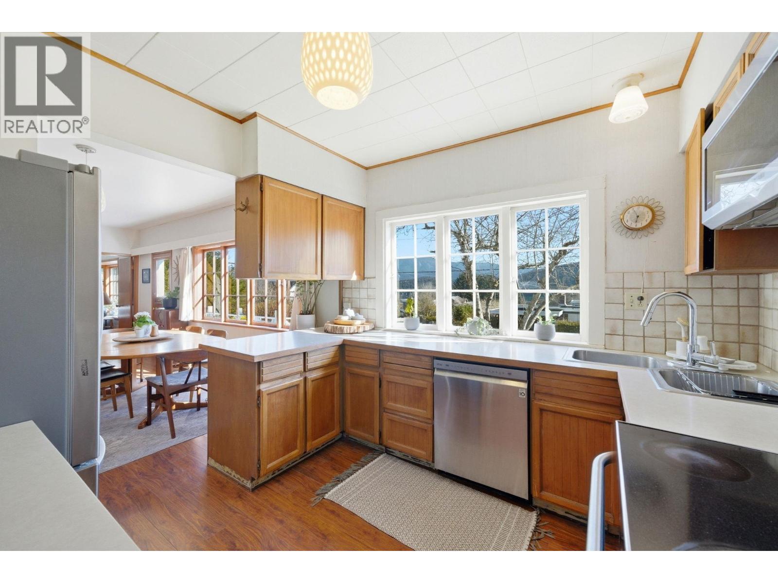 487 Roslyn Boulevard, North Vancouver, British Columbia  V7G 1P1 - Photo 15 - R3096083