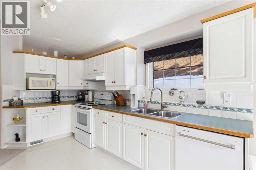 76 Christie Gardens Sw, Calgary, Alberta  T3H 3B5 - Photo 9 - A2289534