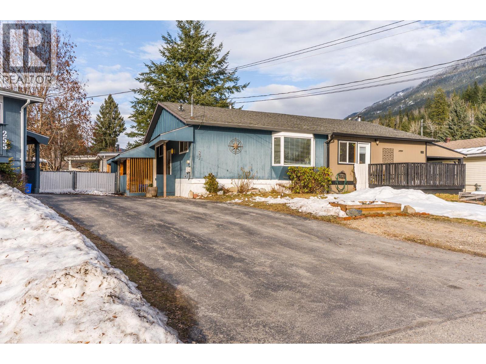 257 Viers Crescent, Revelstoke, British Columbia  V0E 2S1 - Photo 3 - 10376280